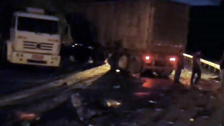 Colisão entre três carretas deixa uma pessoa morta e duas feridas