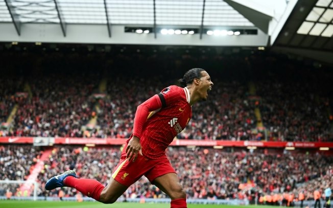 Virgil Van Dijk celebra após marcar para o Liverpool contra o West Ham pelo Campeonato Inglês, no estádio de Anfield, Inglaterra, em 13 de abril de 2025
