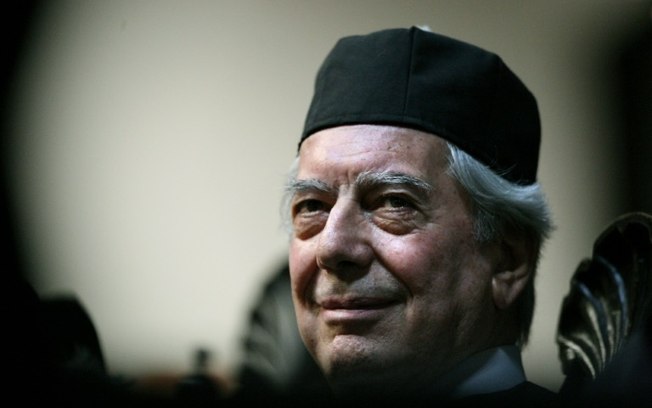 O peruano ganhador do Prêmio Nobel de Literatura Mario Vargas Llosa ouve o reitor da Universidade Venezuelana Simón Bolívar após receber o doutorado honorário, em Caracas, em 8 de dezembro de 2008
