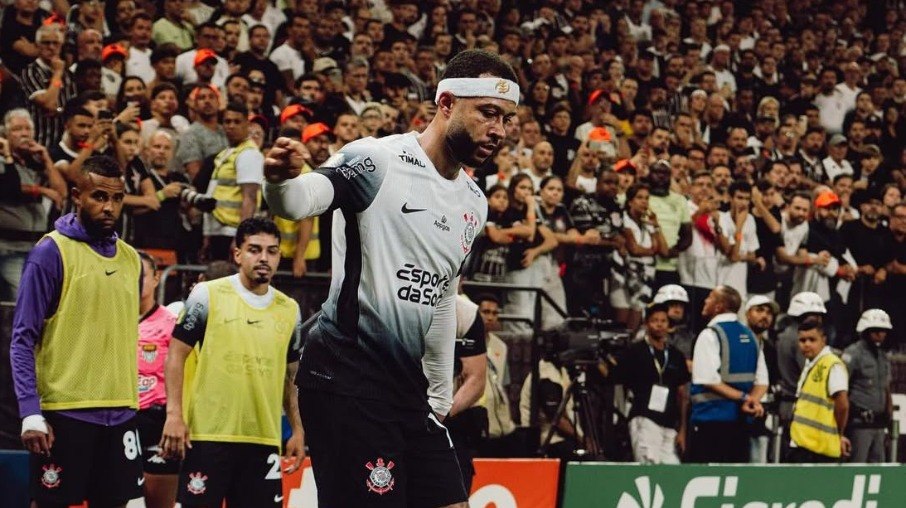 CBF proíbe subir na bola após polêmica com Memphis Depay