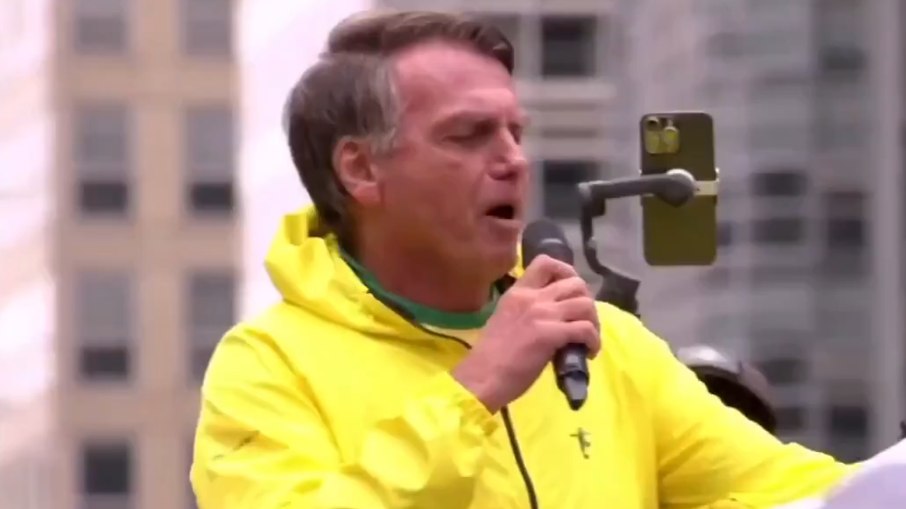 Ex-presidente se atrapalha ao usar inglês e se torna viral.