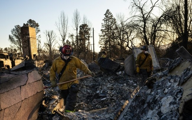 Um socorrista trabalha após os incêndios em Altadena, Califórnia, em 14 de janeiro de 2025