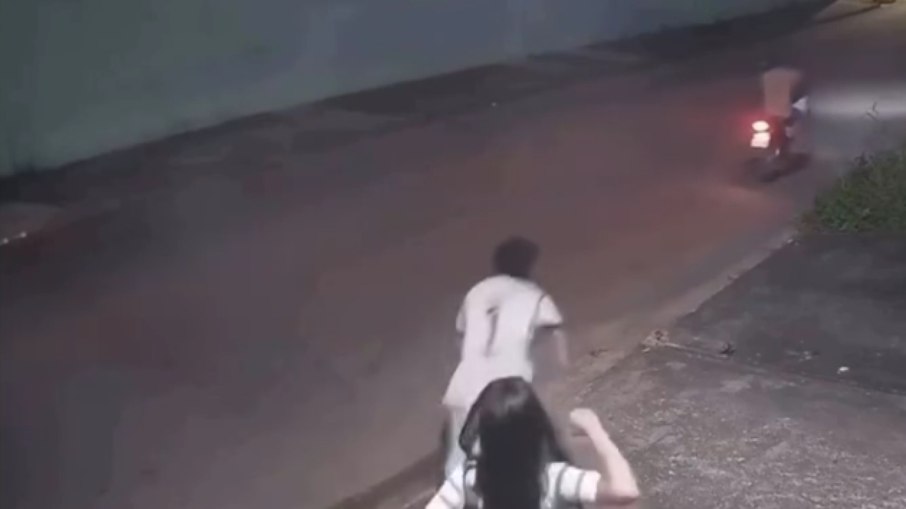 Mulher se defende de assalto com Bíblia na mão