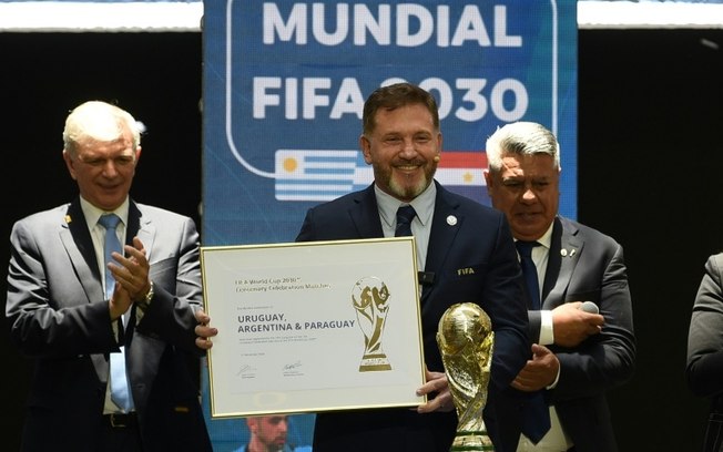 O presidente da Conmebol, Alejandro Domínguez, pediu à Fifa que a Copa do Mundo-2030 seja disputada com 64 seleções.