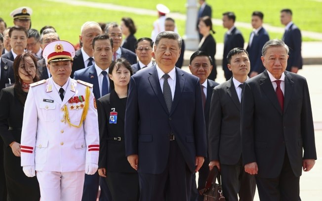 O presidente chinês Xi Jinping (C) e o principal líder do Vietnã, To Lam (D), em Hanói
