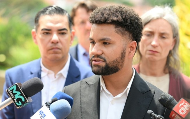 O legislador democrata americano Maxwell Frost fala durante coletiva de imprensa sobre o caso do migranre salvadorenho deportado por engano Kilmar Ábrego García, em San Salvador, em 21 de abril de 2025