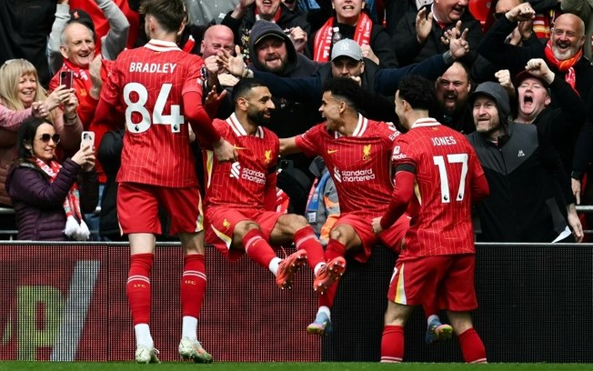 O atacante egípcio do Liverpool, Mohamed Salah (2º à esq.) e o colombiano Luis Diaz (2º à dir.) comemoram o gol deste último no jogo da Premier League contra o West Ham em 13 de abril de 2025 no estádio de Anfield, em Liverpool.