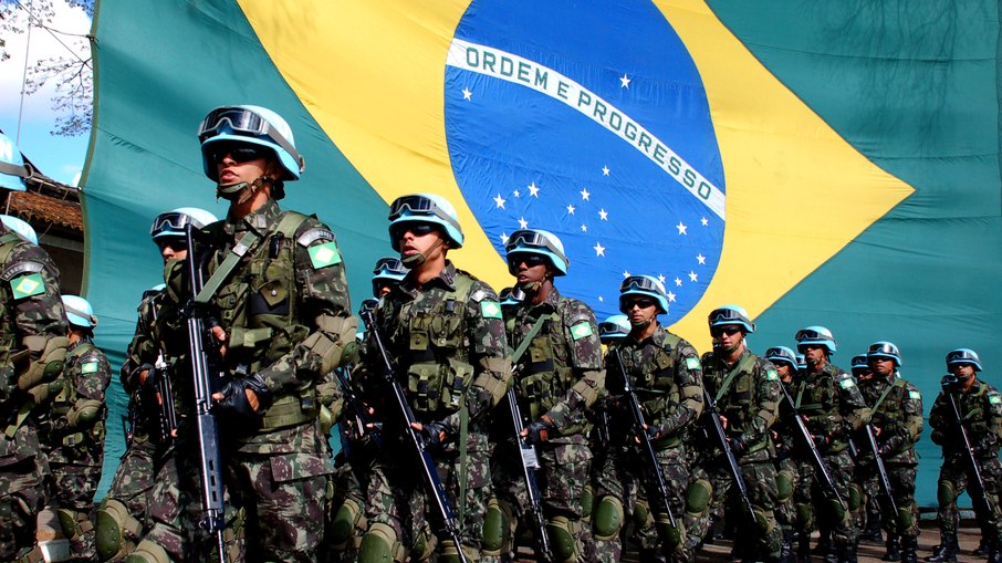 A medida altera a Lei de Remuneração dos Militares e traz uma nova tabela de soldos, que varia conforme a patente