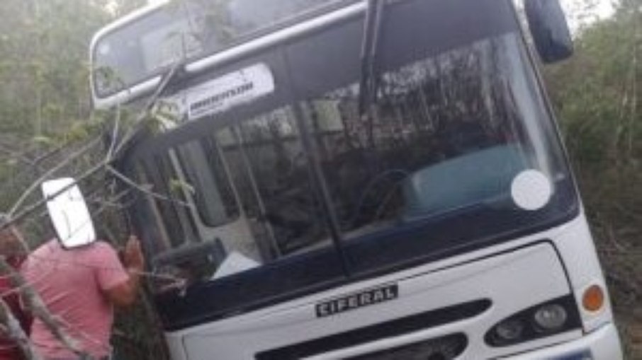 Equipes de resgate retiraram as vítimas do ônibus