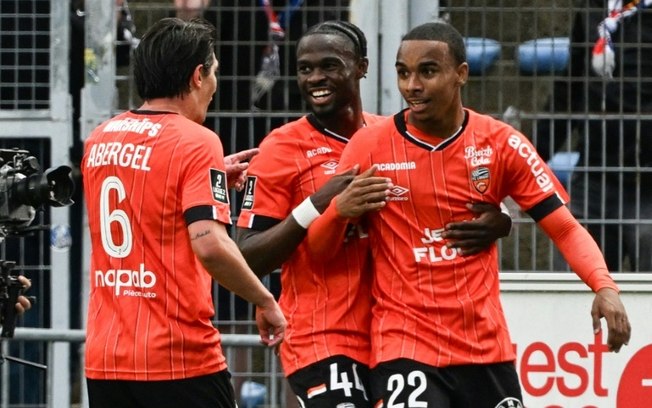 Jogadores do Lorient comemoram após marcar o segundo gol na vitória contra o Caen, em 26 de abril de 2025 no Moustoir