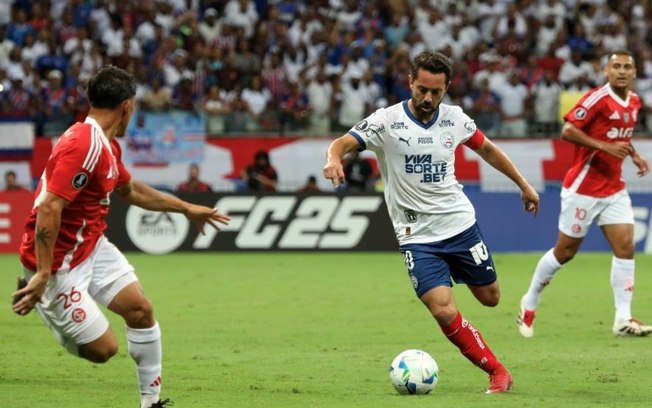 Éverton Ribeiro (C) encara a marcação de Alexandro Bernabei (E) durante o empate entre Bahia e Internacional em 1 a 1 nesta quinta-feira, pela Copa Libertadores