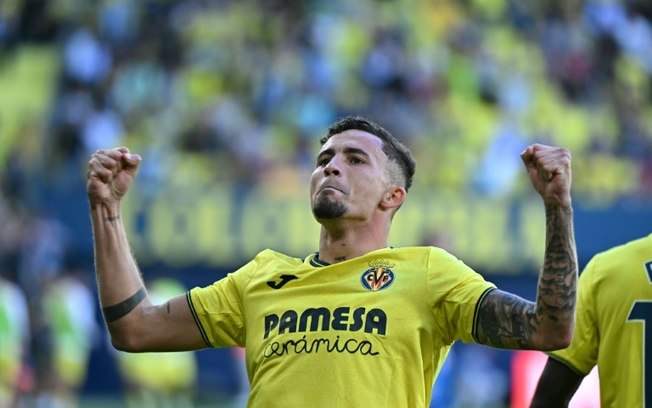O atacante espanhol do Villarreal, Yeremi Pino, comemora o gol da vitória de sua equipe durante a partida entre Villarreal e Espanyol no estádio La Ceramica em Vila-Real em 27 de abril de 2025. O atacante espanhol do Villarreal, Yeremi Pino, comemora o gol da vitória de sua equipe durante a partida entre Villarreal e Espanyol no estádio La Ceramica em Vila-Real em 27 de abril de 2025.