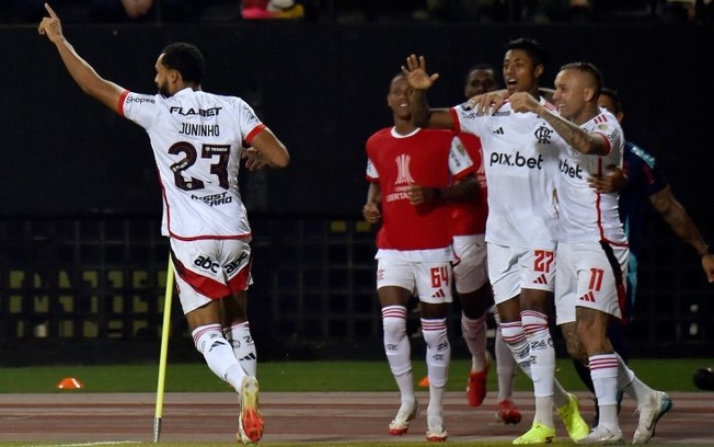 Juninho (E) comemora com os companheiros após marcar o gol da vitória do Flamengo sobre o Deportivo Táchira por 1 a 0 nesta quinta-feira, pela Copa Libertadores