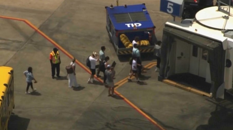Passageiros de voo da Southwest são evacuados após incêndio no motor forçar retorno do avião