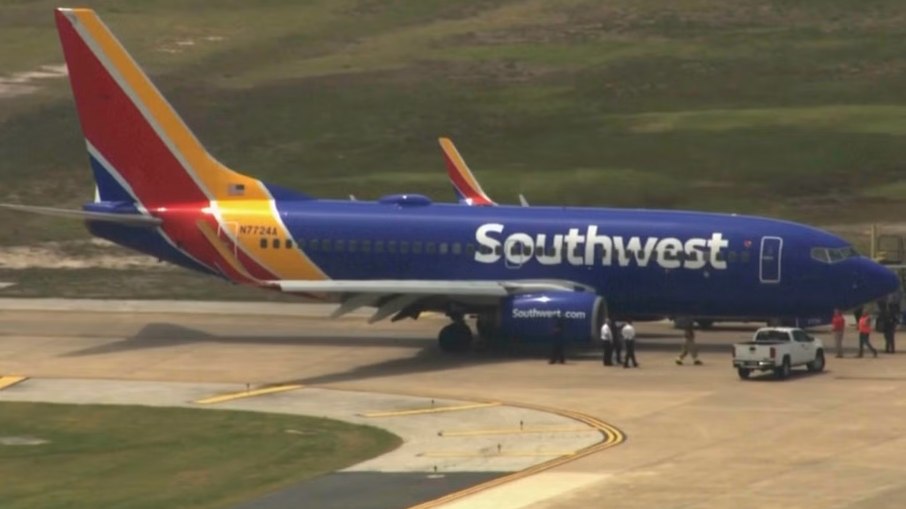 Passageiros de voo da Southwest são evacuados após incêndio no motor forçar retorno do avião
