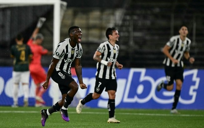 O meio-campista Patrick de Paula comemora após marcar na partida da fase de grupos da Libertadores entre Botafogo e Carabobo, no estádio Nilton Santos, no Rio de Janeiro, em 8 de abril de 2025.