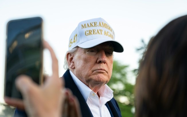 O presidente de Estados Unidos, Donald Trump, fala com a imprensa depois de chegar ao jardim sul da Casa Branca em Washington, em 27 de abril de 2025