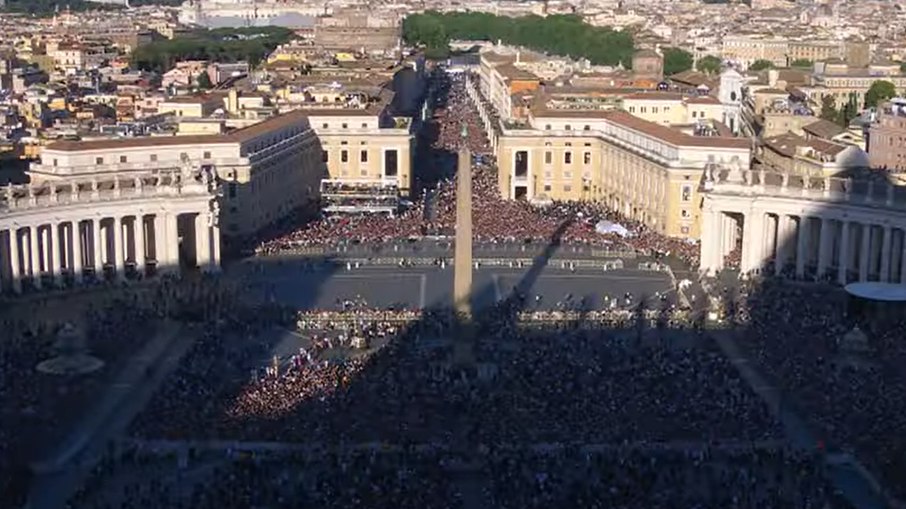 Praça de S. Pedro lotada à espera do anúncio do novo papa