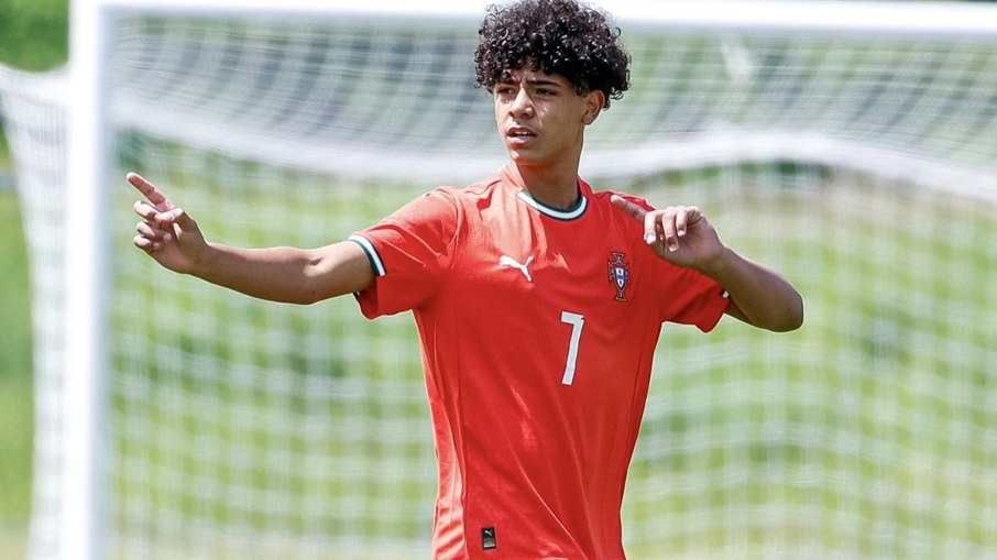 Cristiano Ronaldo Jr saiu do banco de reservas para fazer a estreia pela seleção de Portugal sub-15