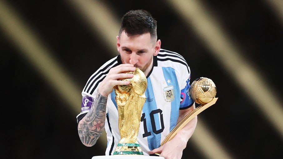Messi beijando a taça da Copa do Mundo