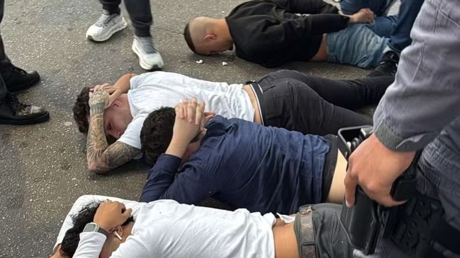 Momento em que os quatro suspeitos são detidos, em Moema, na capital paulista