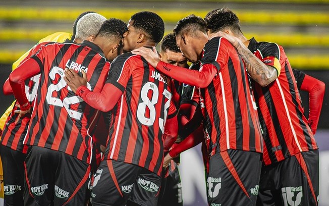 Vitória perde com um a mais e acaba eliminado da Copa Sul-Americana Vitória perde com um a mais e acaba eliminado da Copa Sul-Americana