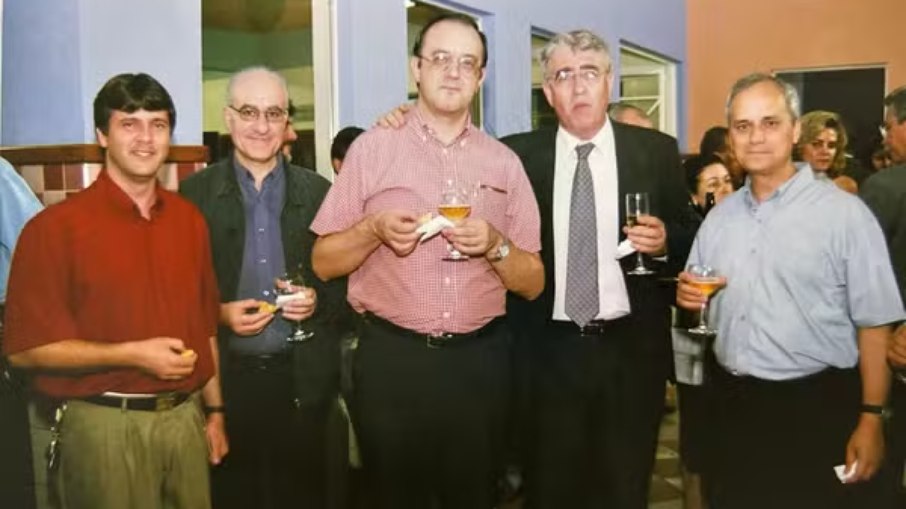 Robert Prevost, à direita de camisa clara, em BH na festa dos 70 anos do Colégio Santo Agostinho, em 2004