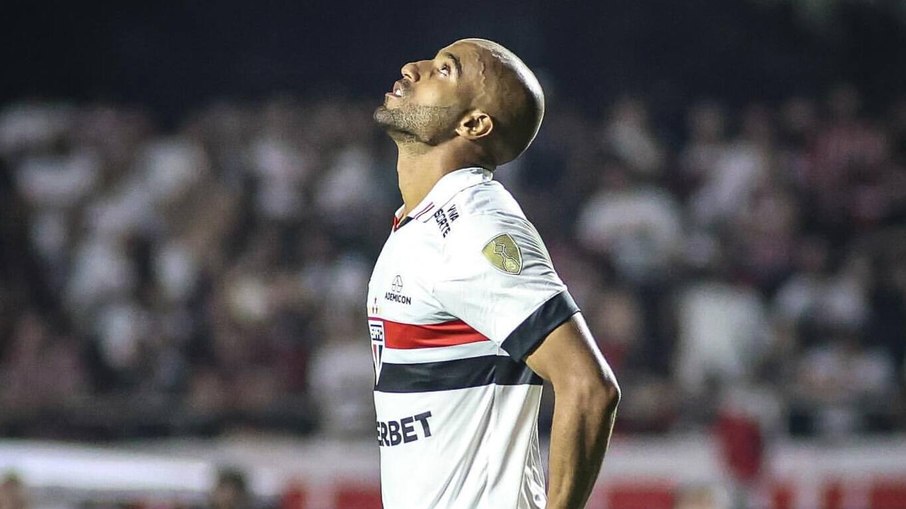 Lucas sente dores no joelho e volta a ser desfalque no São Paulo Lucas sente dores no joelho e volta a ser desfalque no São Paulo