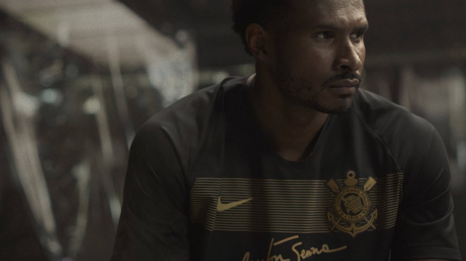 Jogador de basquete Leandrinho posa com terceiro uniforme do Corinthians que homenageou Senna