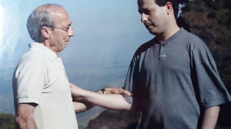 Ivo Simon (à esquerda) e Marco Antônio (à direita), gêmeo de Marco Aurélio na serra, local em que o escoteiro desapareceu