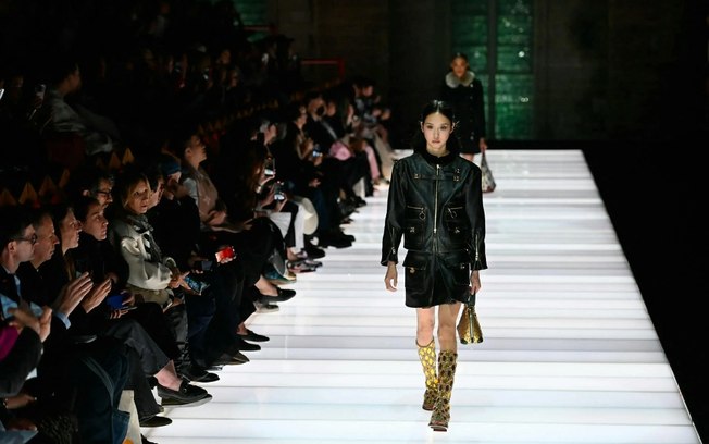 Louis Vuitton apresenta coleção resort 2026 em castelo na França