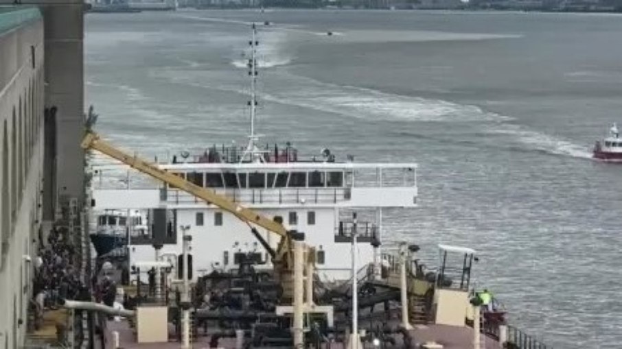Barco transportava esgoto bruto quando explodiu no rio Hudson Barco transportava esgoto bruto quando explodiu no rio Hudson