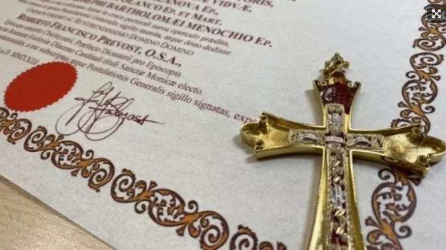 Crucifixo de papa Leão XIV tem ossos de Santo Agostinho