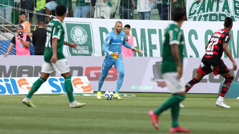 Weverton reclamou do VAR ao final da partida