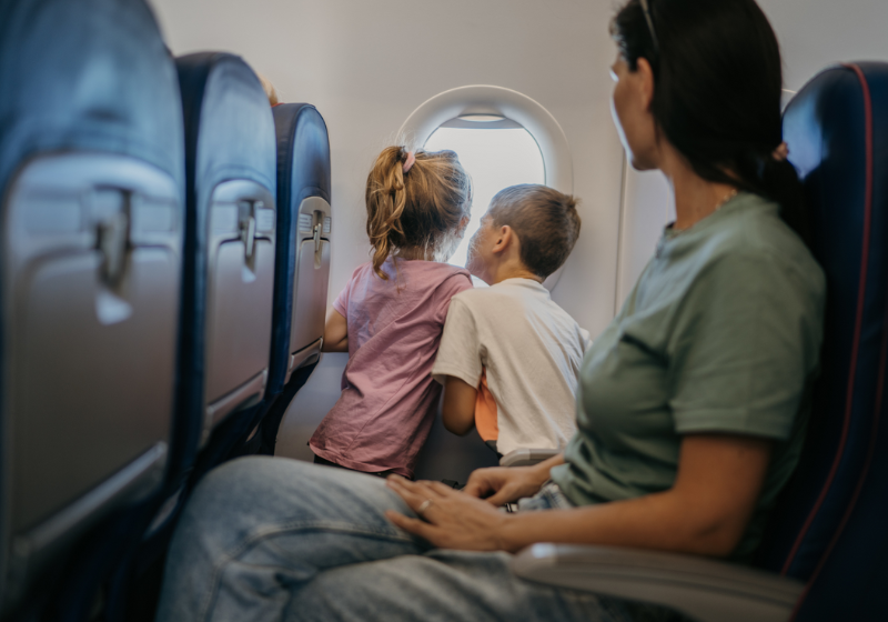 Acompanhantes de autistas têm 80% de desconto nas passagens aéreas; veja como conseguir Com o laudo, acompanhantes de autistas podem conseguir desconto nas passagens aéreas. - Foto: Reprodução