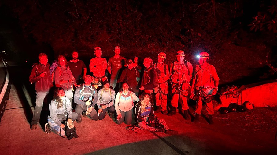 Bombeiros de Teresópolis realizam resgate noturno na trilha do Escalavrado