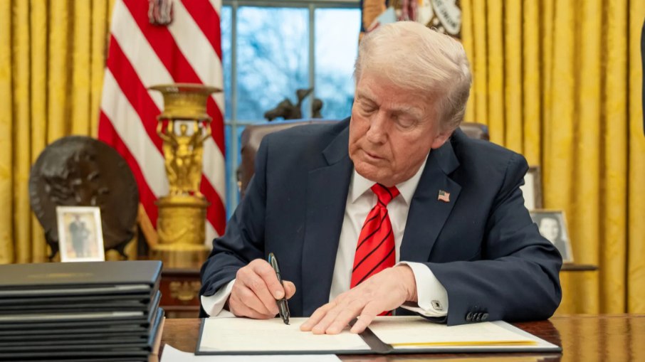 Donald Trump assina decretos no Salão Oval, na Casa Branca Donald Trump assina decretos no Salão Oval, na Casa Branca