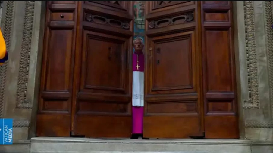 As portas da Capela Sistina foram fechadas na quarta (7) para o início do conclave