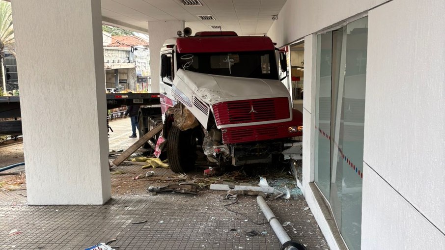 Carreta desgovernada invade agência do Bradesco em Sorocaba Carreta desgovernada invade agência do Bradesco em Sorocaba