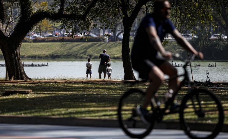 Paulo Pinto/Agência Brasil São Paulo (SP) 31/08/2024 - Paulistanos aproveitam o calor em São Paulo no Parque do Ibirapuera.. Foto: Paulo Pinto/Agência Brasil