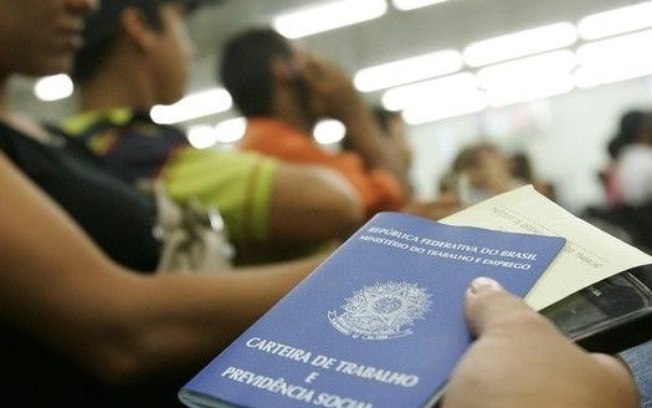 Desemprego recua para 6,6% e número de trabalhadores com carteira assinada bate recorde, aponta IBGE Desemprego recua para 6,6% e número de trabalhadores com carteira assinada bate recorde, aponta IBGE