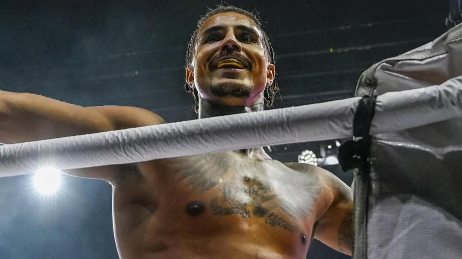 Livinho venceu o humorista Lucas Veloso durante o segundo round