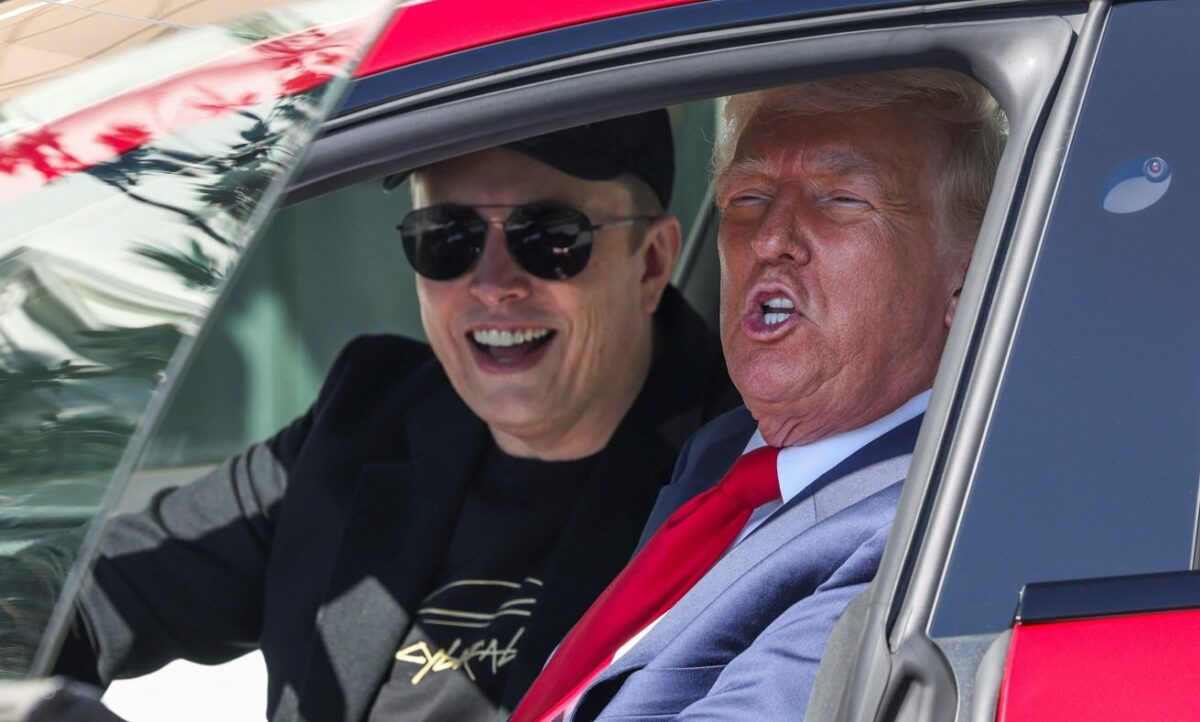 O presidente dos EUA, Donald Trump, e o CEO da Tesla, Elon Musk, sentam-se em um carro Tesla modelo S, em frente à Casa Branca em Washington, DC, EUA, em 11 de março de 2025