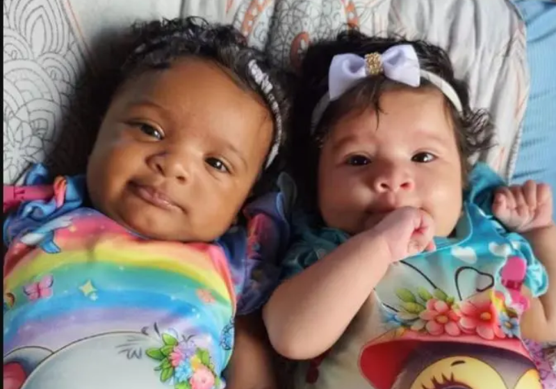 Gêmeas brasileiras que nasceram de cores diferentes são caso raro, afirma ciência As gêmeas brasileiras Maryelle e Maylla, de São Luís, MA, têm cores de pele diferentes. Isso é um caso raro na ciência e o vídeo delas viralizou. - Foto: @laiannysantos_