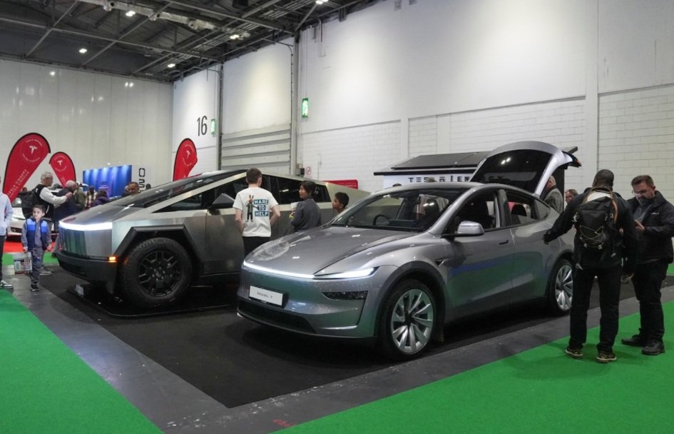 Veículos da Tesla exibidos em feira em Londres