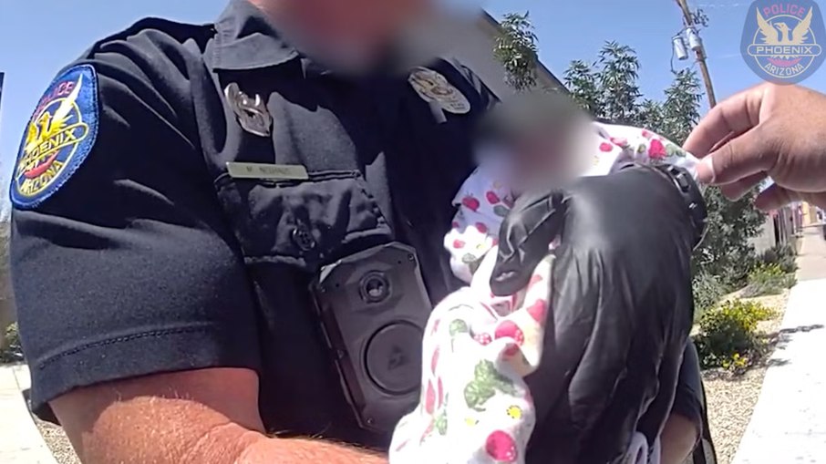 Câmera corporal da polícia capturaram o momento em que policiais de Phoenix salvaram um bebê Câmera corporal da polícia capturaram o momento em que policiais de Phoenix salvaram um bebê