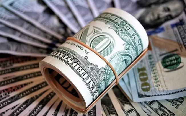 Em compasso de espera pela alternativa ao IOF, dólar segue Ibovespa e também cai Em compasso de espera pela alternativa ao IOF, dólar segue Ibovespa e também cai