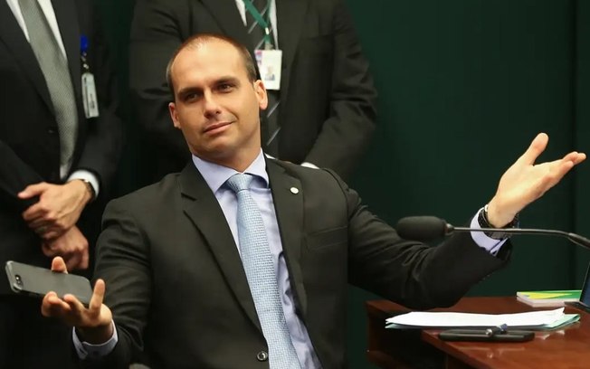Eduardo Bolsonaro desafia Moraes a enviar pedido oficial para governo americano Eduardo Bolsonaro desafia Moraes a enviar pedido oficial para governo americano