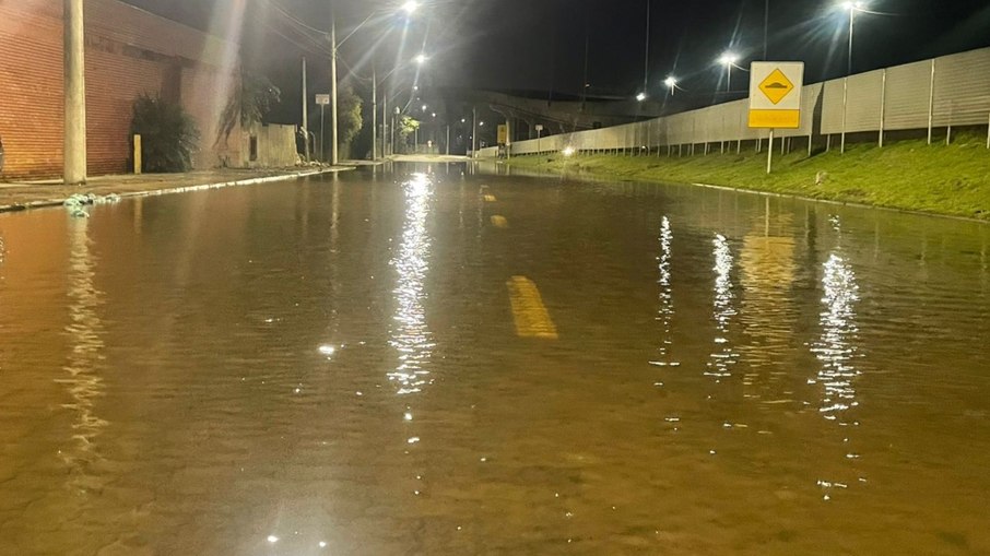 Rua alagada depois do transbordamento do Guaíba