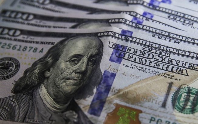 Dólar sobe e Ibovespa reage em meio a cautela global e incertezas fiscais Dólar sobe e Ibovespa reage em meio a cautela global e incertezas fiscais